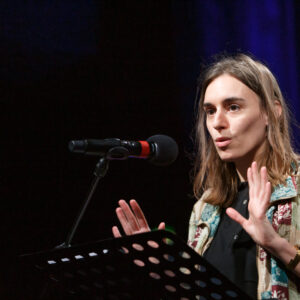 Pauline Peyrade en lecture © Hervé Véronese / Centre Pompidou